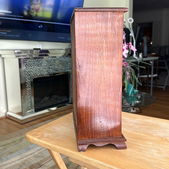 Vintage Jewelry Box in Good Condition one missing little knob at bottom - Picture 10 of 10